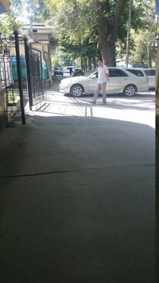 Читатель просит убрать стихийную парковку на Тыныстанова — Абдымомунова