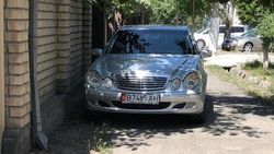 «Мерседес-Бэнц Е320» припаркован на тротуаре на ул.Юнусалиева