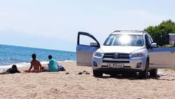 «Тойота RAV 4» заехала на пляж озера Иссык-Куль. Фото