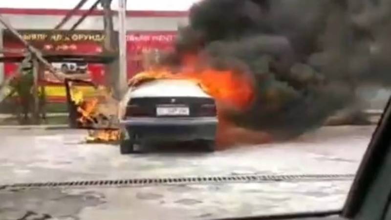 На ул.Гагарина загорелся автомобиль БМВ. Видео очевидцев
