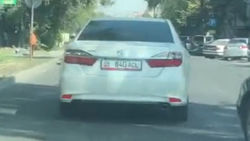 «Камри» повернула на ул.Жукеева-Пудовкина со второго ряда. Видео