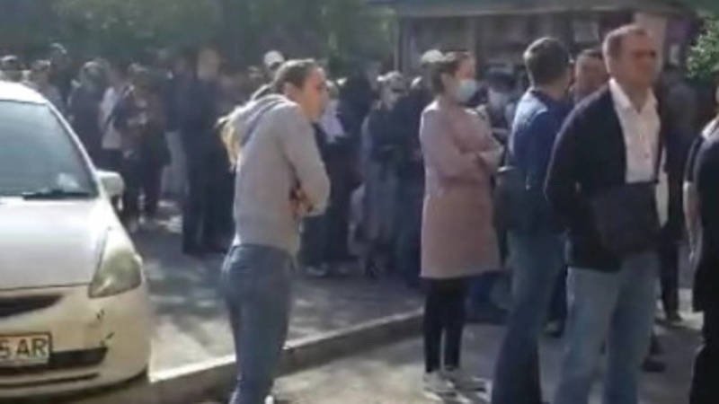 Огромная очередь перед «Северэлектро» в связи с отключением юрлиц. Видео