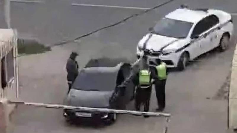 Почему сотрудники патрульной милиции отпустили полностью тонированную машину? - очевидец