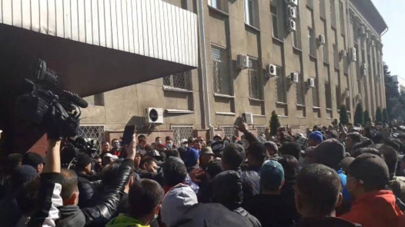 Видео — У дома правительства произошла потасовка