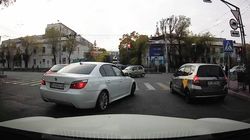 На ул.Кулатова BMW 525 и «Фит» проехали на красный. Видео