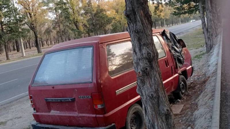 В селе Орто-Сай на газоне стоит брошенное авто, - очевидец