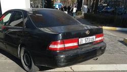 Водитель припарковал свой Lexus ES 300 на тротуаре. Фото