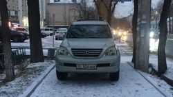 Lexus GX 470 припаркован на тротуаре по Байтик Баатыра