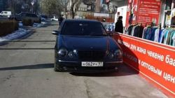 «Мерседес» с российскими номерами припаркован на тротуаре, - горожанин «Мерседес» с российскими номерами припаркован на тротуаре, - горожанин