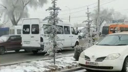 Бус «Мерседес» проехал по встречке на рынке «Дордой Моторс», - очевидец