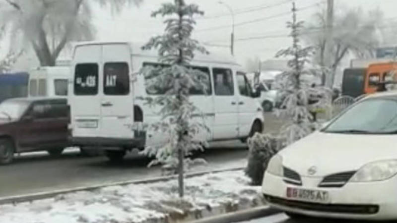 Бус «Мерседес» проехал по встречке на рынке «Дордой Моторс», - очевидец