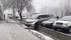 «Мастер парковки». «Хонда» заехала на бордюр и повисла на днище. Фото «Мастер парковки». «Хонда» заехала на бордюр и повисла на днище. Фото