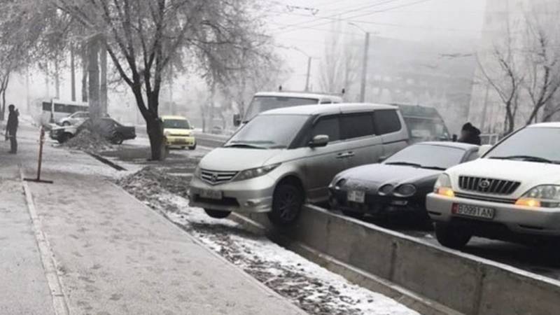 «Мастер парковки». «Хонда» заехала на бордюр и повисла на днище. Фото