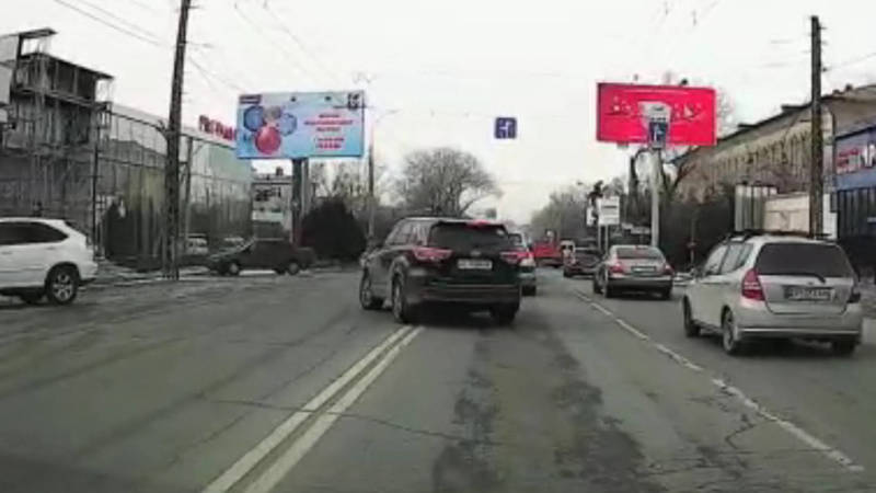 «Хайландер» на Ахунбаева повернул через двойную сплошную. Видео