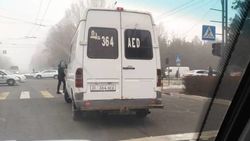 Маршрутка заехала за стоп-линию на Байтик Баатыра