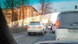 «Тойота» едет по встречке на Московской. Фото очевидца