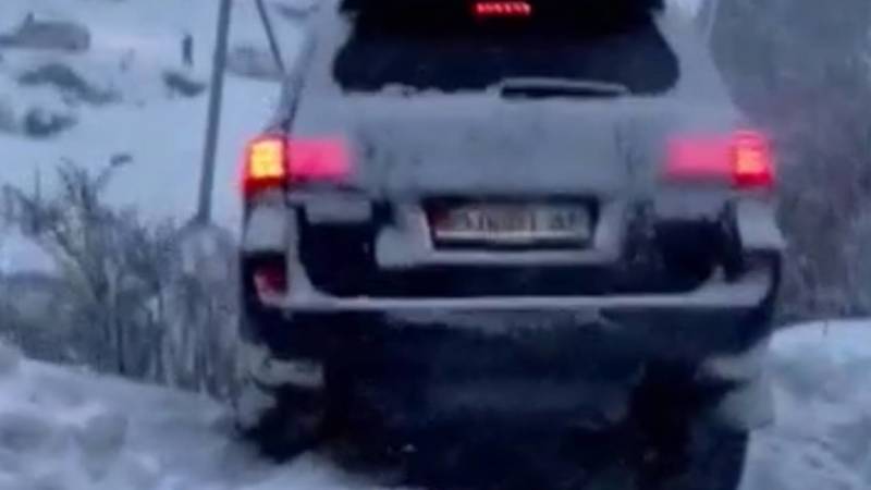Lexus LX 570 повис над оврагом на горнолыжной базе в Караколе. Видео
