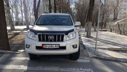 «Прадо» едет по тротуару на Айтматова