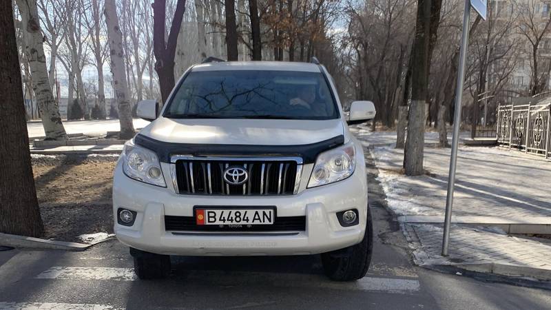 «Прадо» едет по тротуару на Айтматова