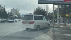 «Тойота» припаркована на проезжей части, перекрыв целую полосу. Видео «Тойота» припаркована на проезжей части, перекрыв целую полосу. Видео