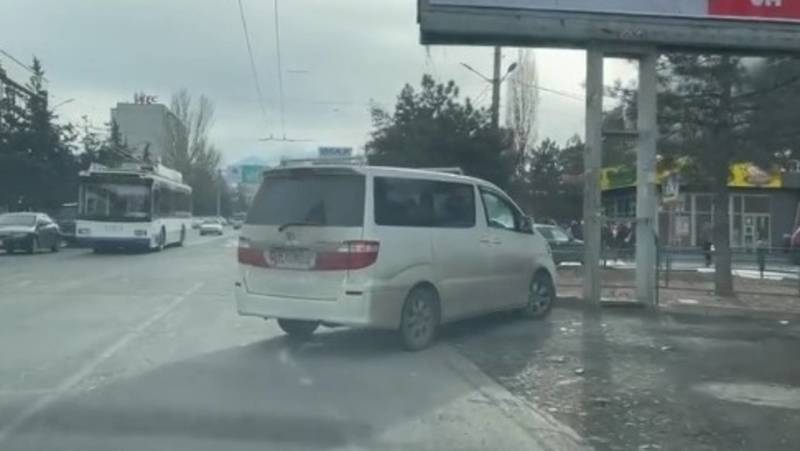 «Тойота» припаркована на проезжей части, перекрыв целую полосу. Видео