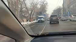 Инкассаторская машина едет по полосе для общественного транспорта. Фото Инкассаторская машина едет по полосе для общественного транспорта. Фото