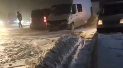 Водитель просит не выезжать на встречку на перевале Тоо-Ашуу. Видео