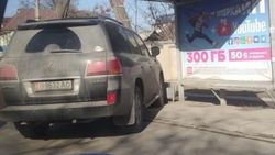 Lexus LX 570 припарковали на остановке. Фото горожанина