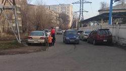 В Городке энергетиков машины паркуются на тротуаре. Фото