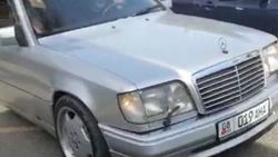 «Мерседес», у которого 26 тыс. сомов штрафов в Carcheck, припаркован на остановке. Фото