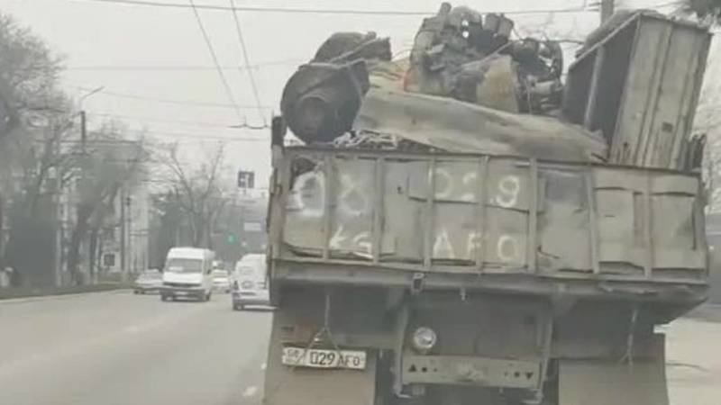 КамАЗ опасно перевозит хлам. Видео