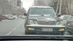 Возле Нацбанка Lexus LX 470 припарковался на встречке. Видео