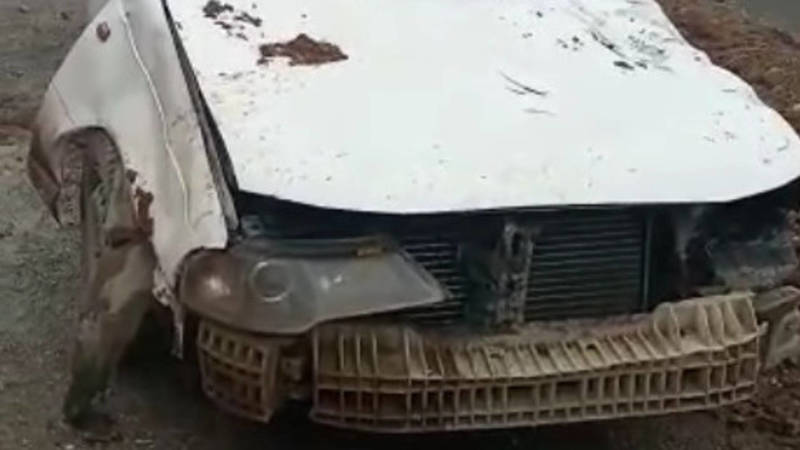 На трассе Сузак—Кара-Дарыя камень упал на проезжающую машину. Видео