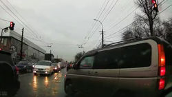 «Стэп» повернул на Ахунбаева со второго ряда, создав аварийную ситуацию. Видео