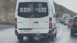 Бус «Спринтер» совершает обгон, выезжая на встречку. Видео