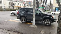 Lexus GX 470 припарковался на зебре. Фото горожанина