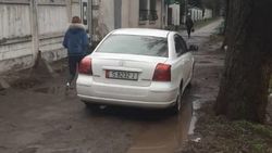 Возле здания МВД «Тойота», у которой 26,5 тыс. сомов штрафов, припаркована на тротуаре. Фото