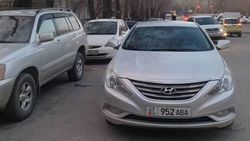 «Хендай» припарковался на проезжей части, заблокировав другую машину. Фото