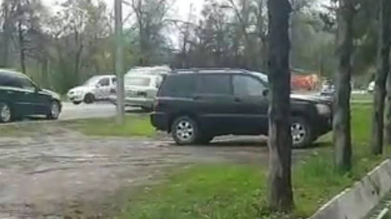 На газоне на Каралаева образовали парковку. Видео