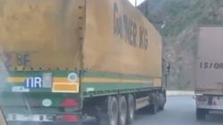 Фура обгоняет по встречке на повороте. Видео