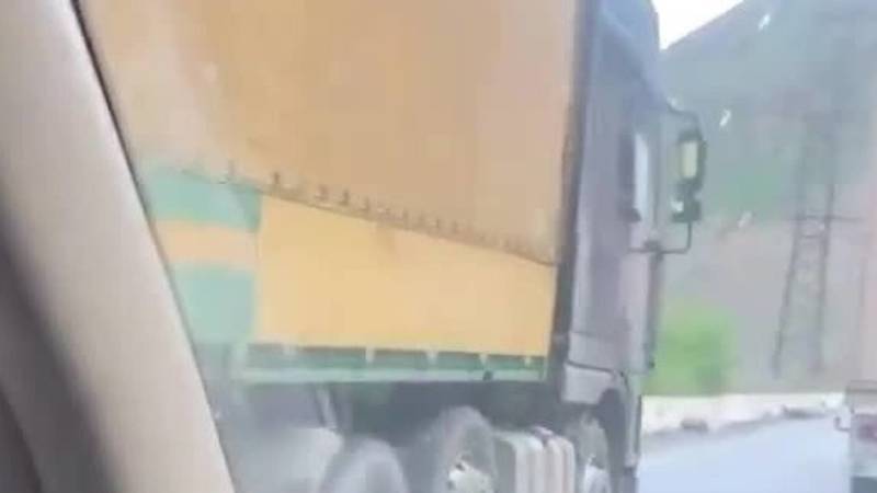 Фура обгоняет по встречке на повороте. Видео