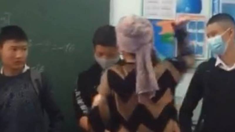 В Узгене учительница выстроила учеников и дает им пощечины. Видео