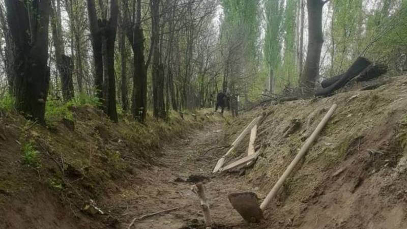 В Аксыйском районе идет строительство канала силами местных жителей. Фото