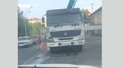 В Оше строительный кран заблокировал движение транспорта, - очевидец <i>(видео)</i>