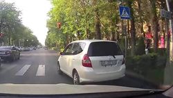 На Айтматова «Фит» проехал на красный и повернул с крайнего ряда. Видео