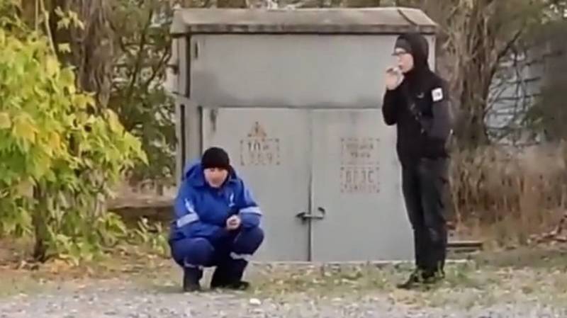 На заправке «Газпром» курят сигареты. Видео