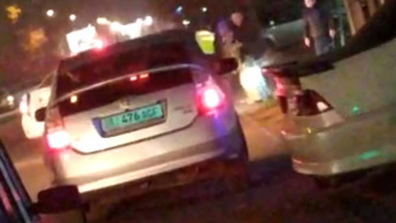 Патрульная машина заехала в арык. Видео