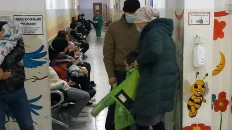 Очередь в 3-й детской больнице. Фото горожанина Максата
