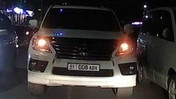 В Джале Lexus LX 570 припаркован посреди дороги. Фото В Джале Lexus LX 570 припаркован посреди дороги. Фото