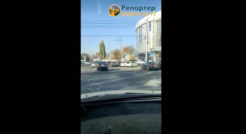 «Три ряда машин»: Житель жалуется на большое скопление авто рядом с ЦОН